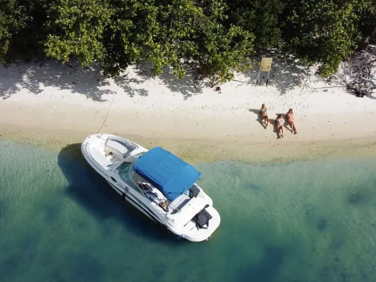 26FT Sea Ray Sundeck boat for small group charters in Miami