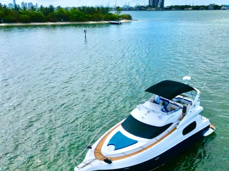 48FT Silverton Flybridge yacht for private charter in Miami